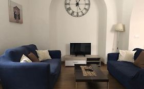 Elle'S House